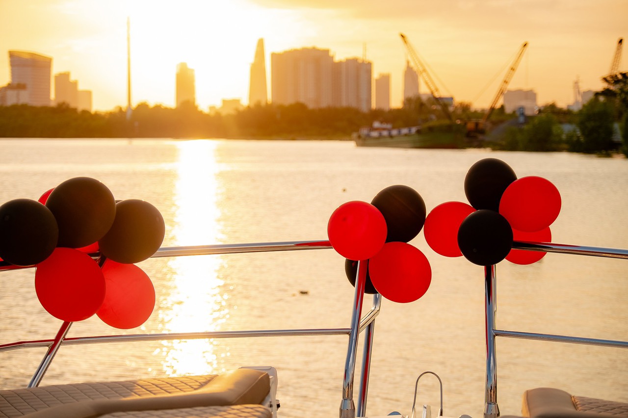 Tour ngắm hoàng hôn trên sông Sài Gòn bằng du thuyền 5 sao